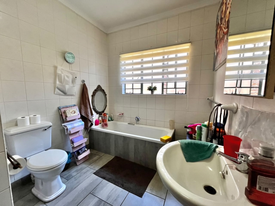 To Let 4 Bedroom Property for Rent in Cashan North West